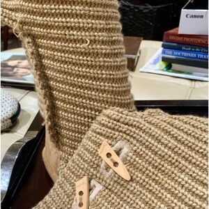 Near paw knit boots! Barely worn. Comfy and cozy for that fall walk in the woods